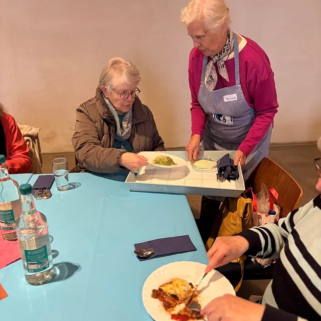 Frau serviert Essen