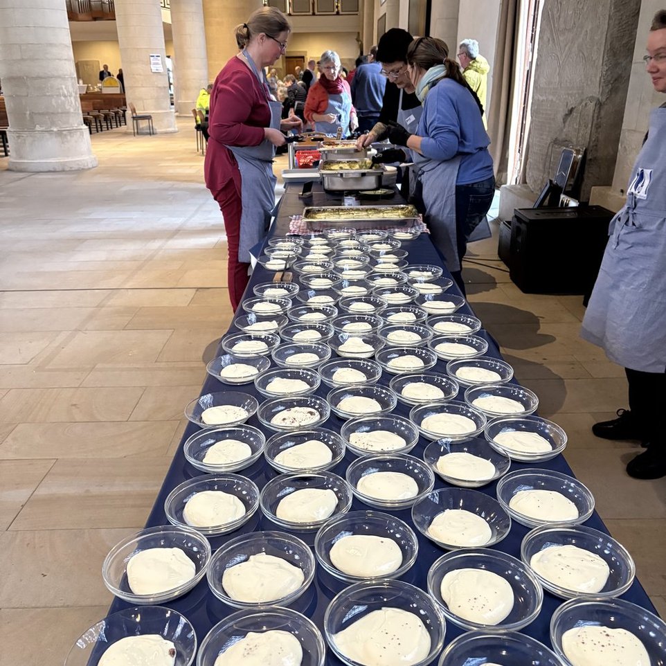 Essensausgabe mit vielen Schüsseln