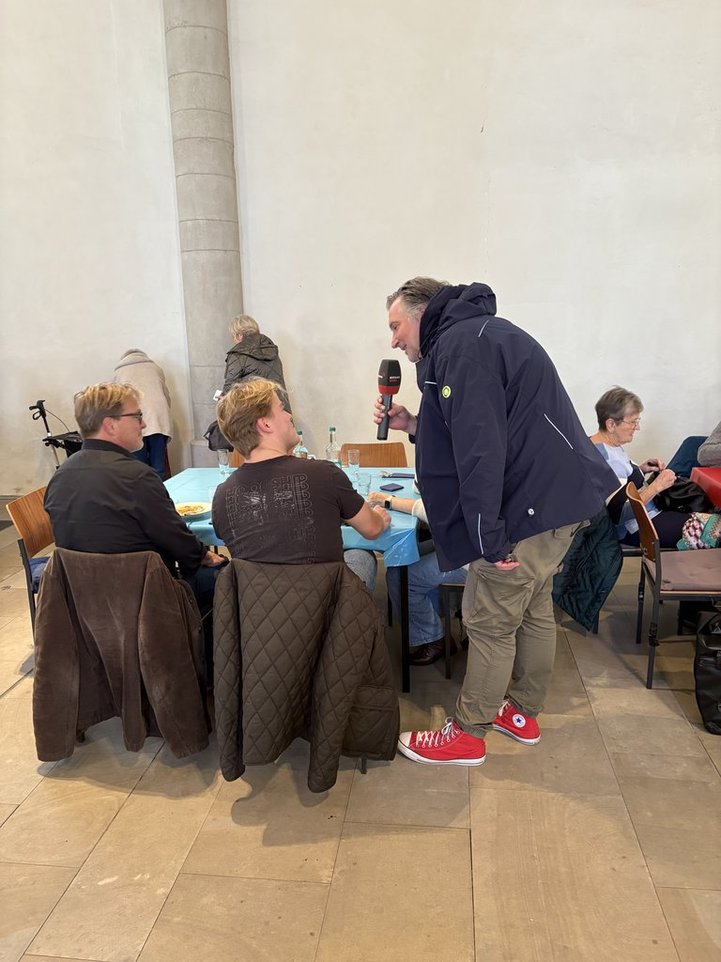 Zwei Personen unterhalten sich