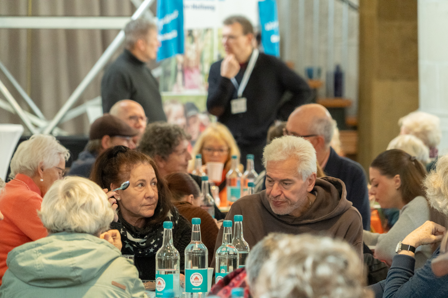 Gruppe von Leuten am Tisch