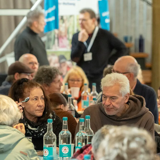 Gruppe von Leuten am Tisch