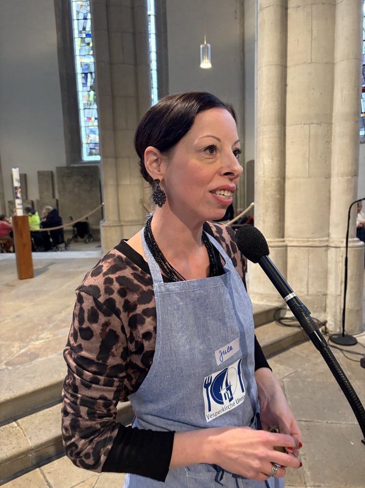 Frau spricht ins Mikrofon