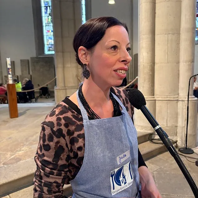 Frau spricht ins Mikrofon