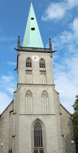 Steinerner Kirchturm mit Turmspitze