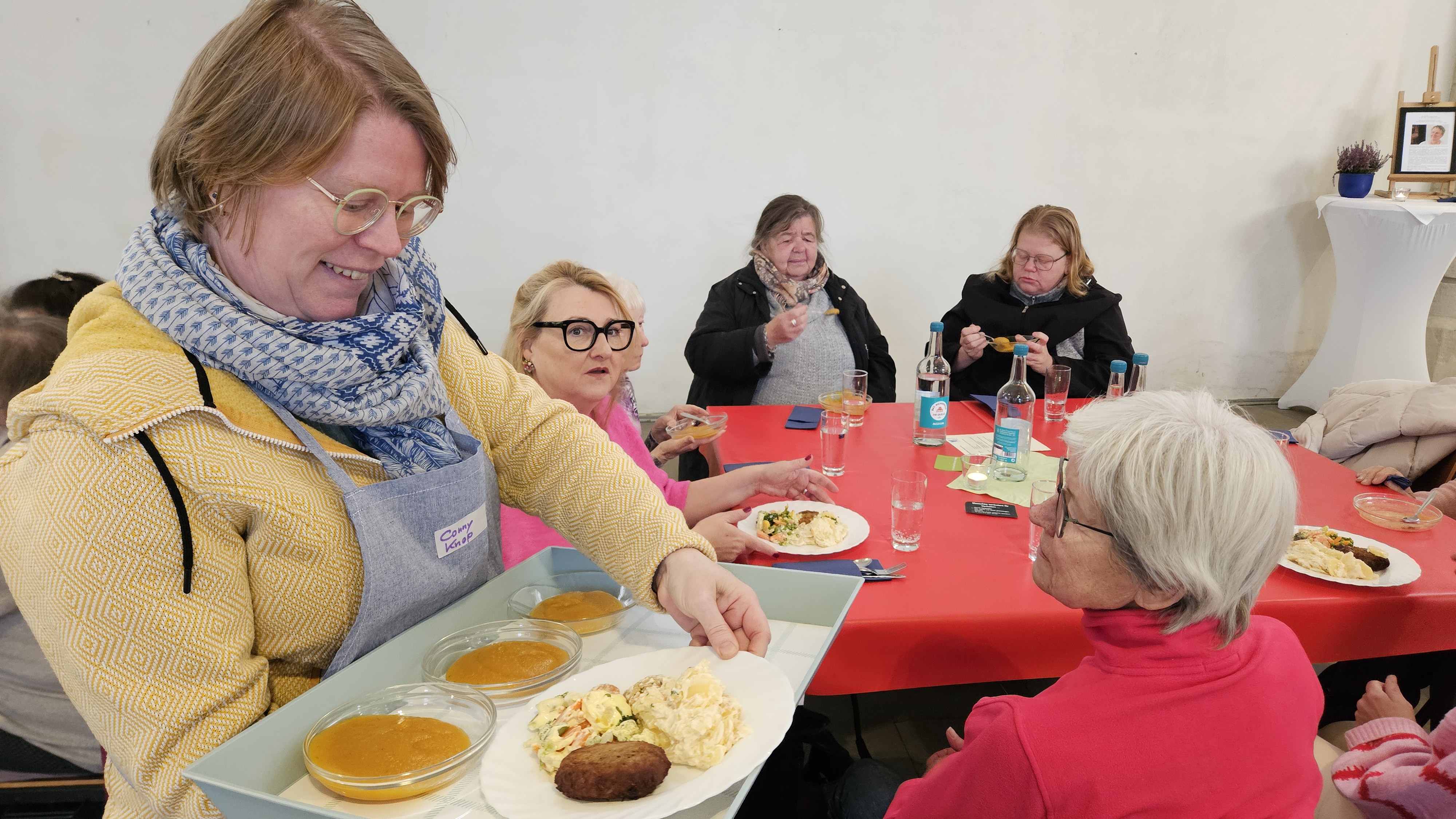 Frau serviert Teller mit Essen