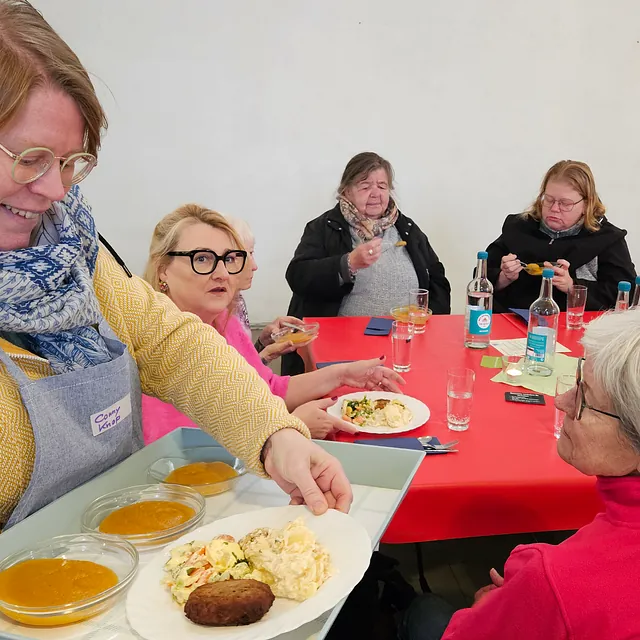 Frau serviert Teller mit Essen