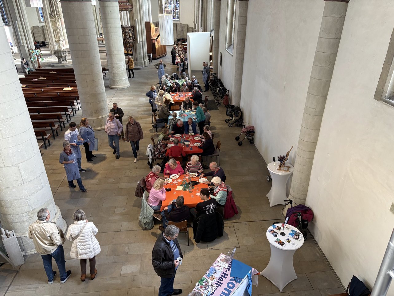 Menschen essen in Kirchenhalle