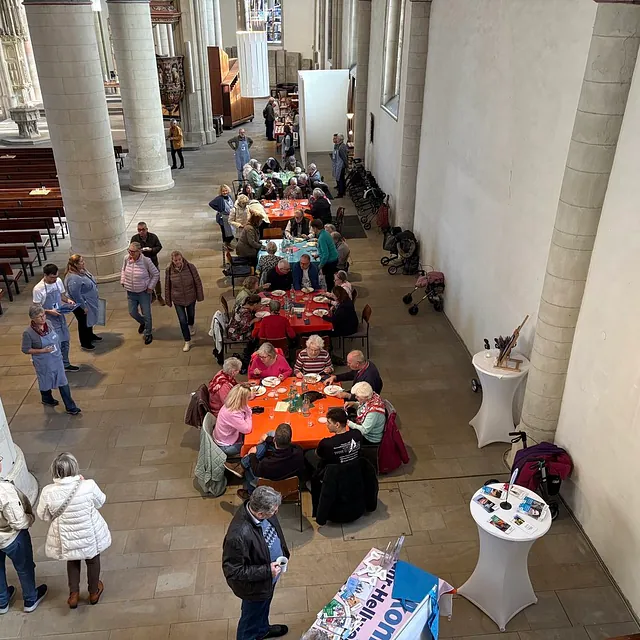 Menschen essen in Kirchenhalle