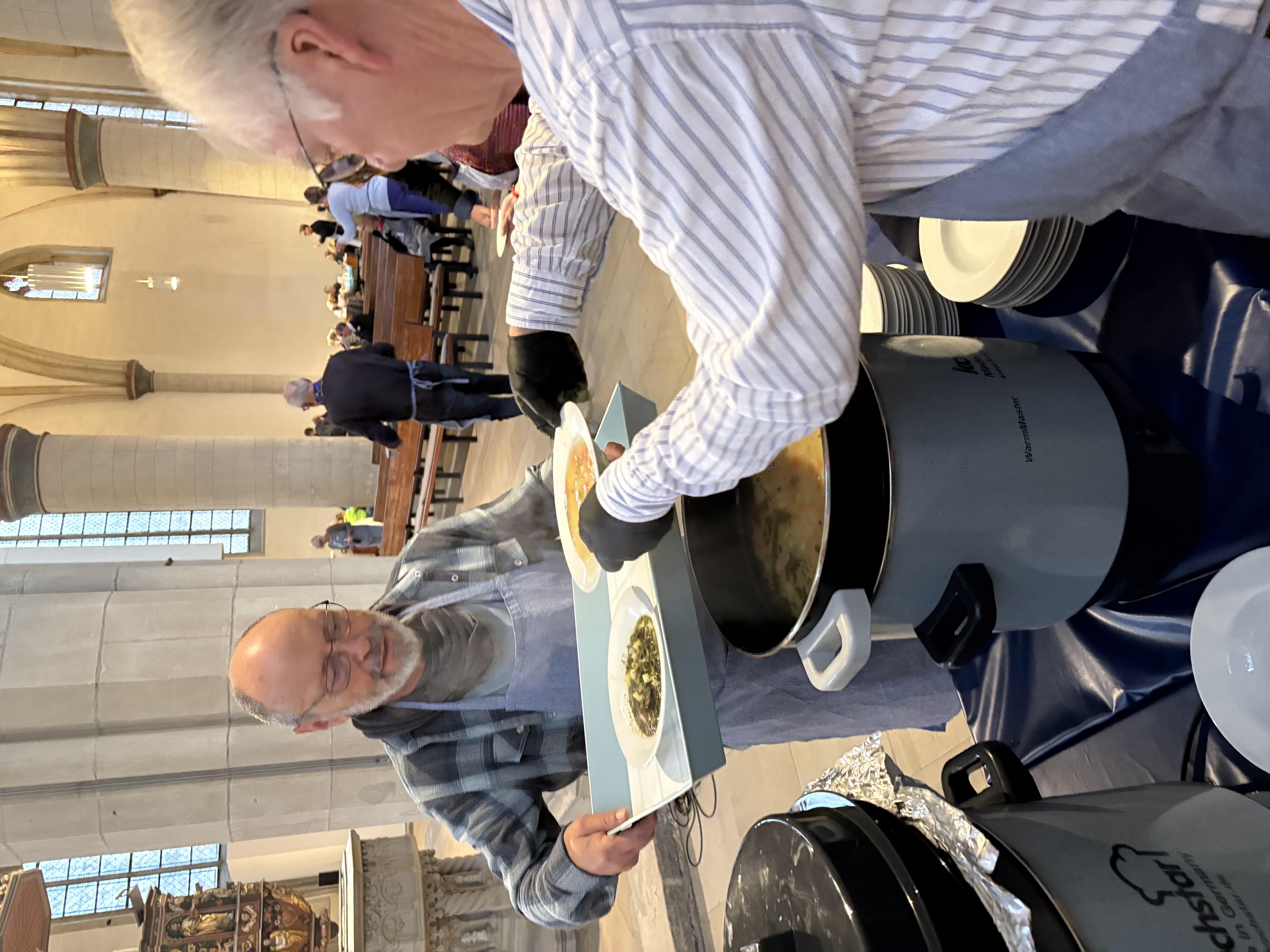 Mann gibt Essen aus Topf