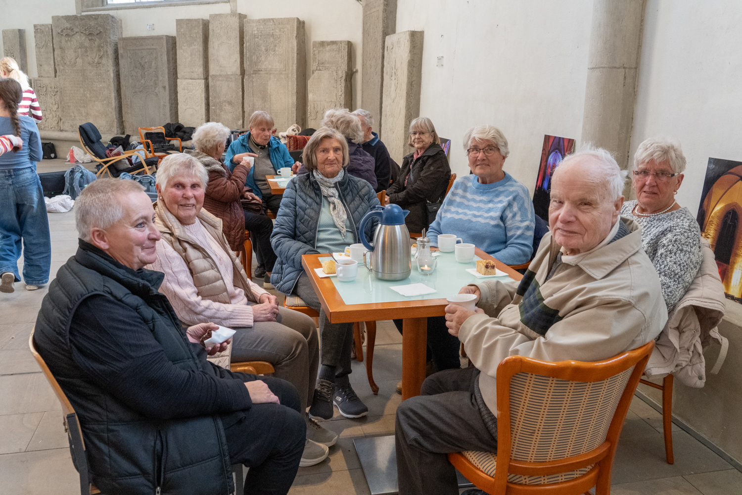 Senioren sitzen an Tischen