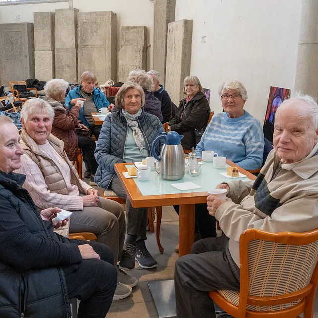 Senioren sitzen an Tischen