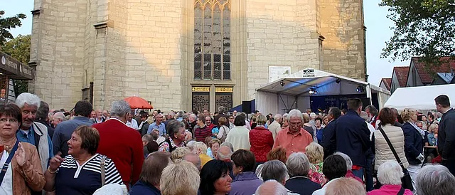 Menschenmenge vor Kirchenkonzert