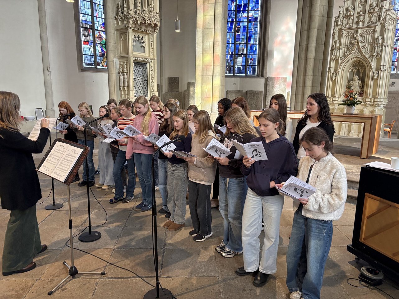 Jugendliche singen im Kirchenchor