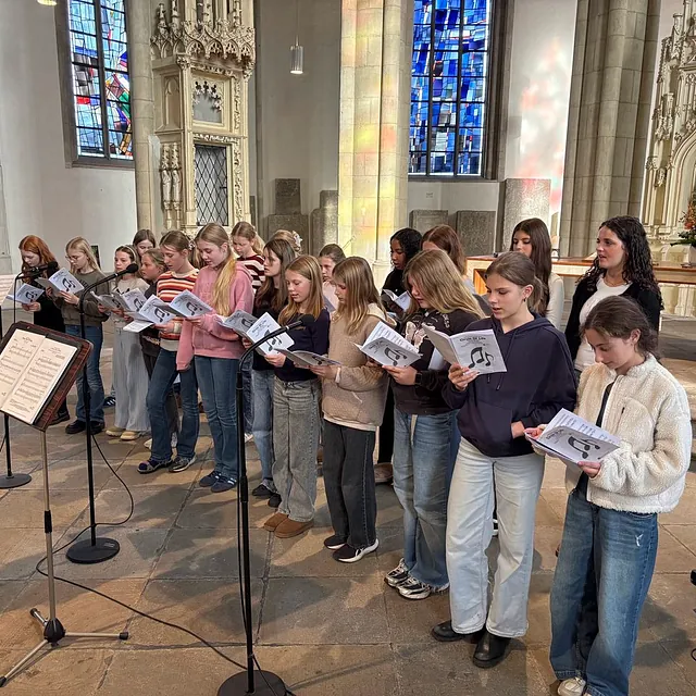 Jugendliche singen im Kirchenchor